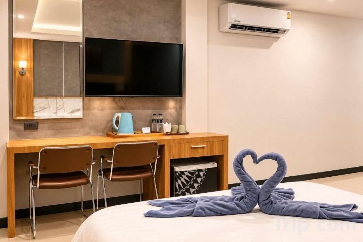 Minibar, värdeförvaringsskåp på rummet och mörkläggningsgardiner