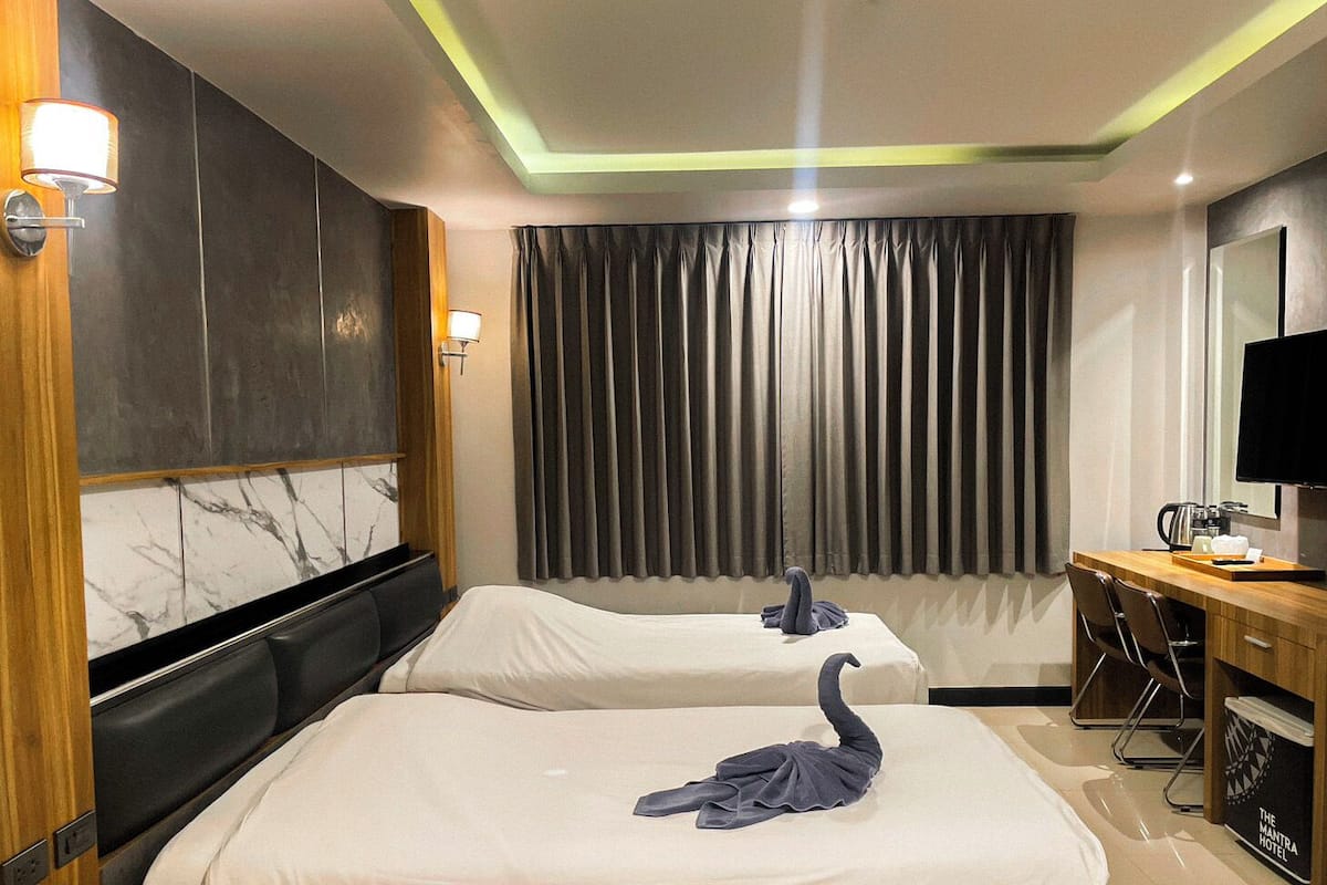 Deluxe-Zweibettzimmer | Minibar, Zimmersafe, Verdunkelungsvorhänge, Bügeleisen/Bügelbrett