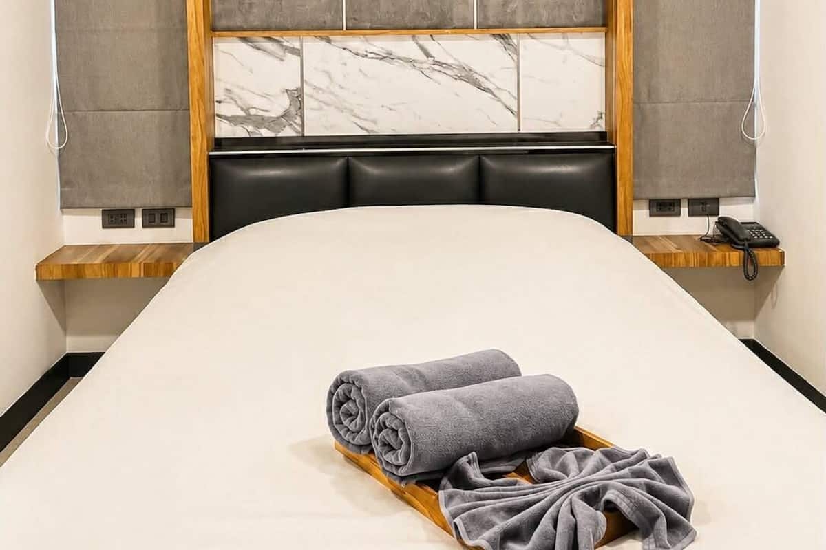 Standard Room | Minibar, in-room safe, blackout curtains, iron/ironing board