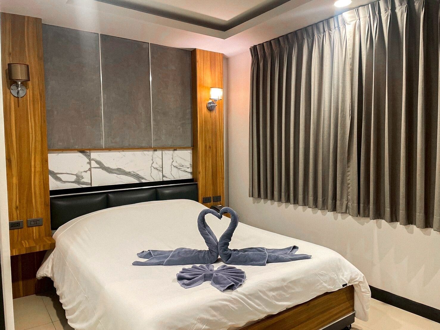 Standard Room | Minibar, in-room safe, blackout drapes, iron/ironing board