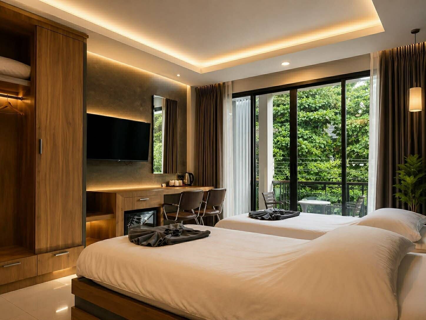 Deluxe Grand with Balcony | 迷你吧、客房内保险箱、遮光窗帘、熨斗/熨板
