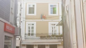 A narrow street with buildings on either side. - Urban City (Aveiro)