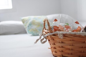 Daily to-go breakfast (EUR 5.00 per person)