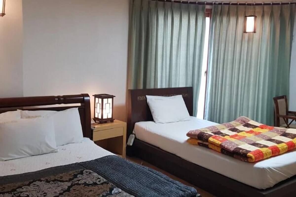 Escritorio, cortinas blackout, wifi gratis y ropa de cama 