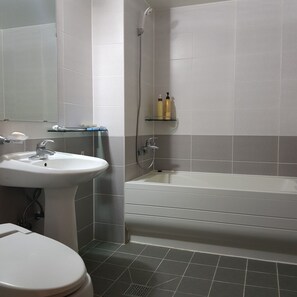 Chambre Supérieure avec lits jumeaux | Salle de bain