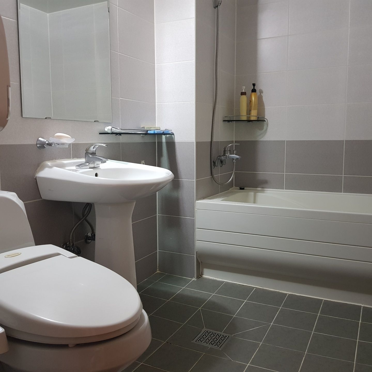standard twin room | bathroom | bathtub, deep-soaking bathtub, free toiletries, hair dryer