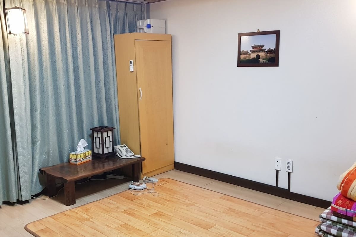 Standard Ondol Room | Schreibtisch, Verdunkelungsvorhänge, kostenloses WLAN, Bettwäsche