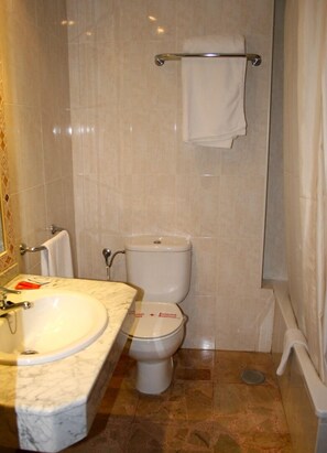 Combined shower/bathtub, free toiletries, hair dryer