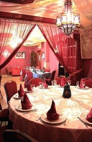 Dinner served - Hotel Temático Costa del Sol (Torremolinos)