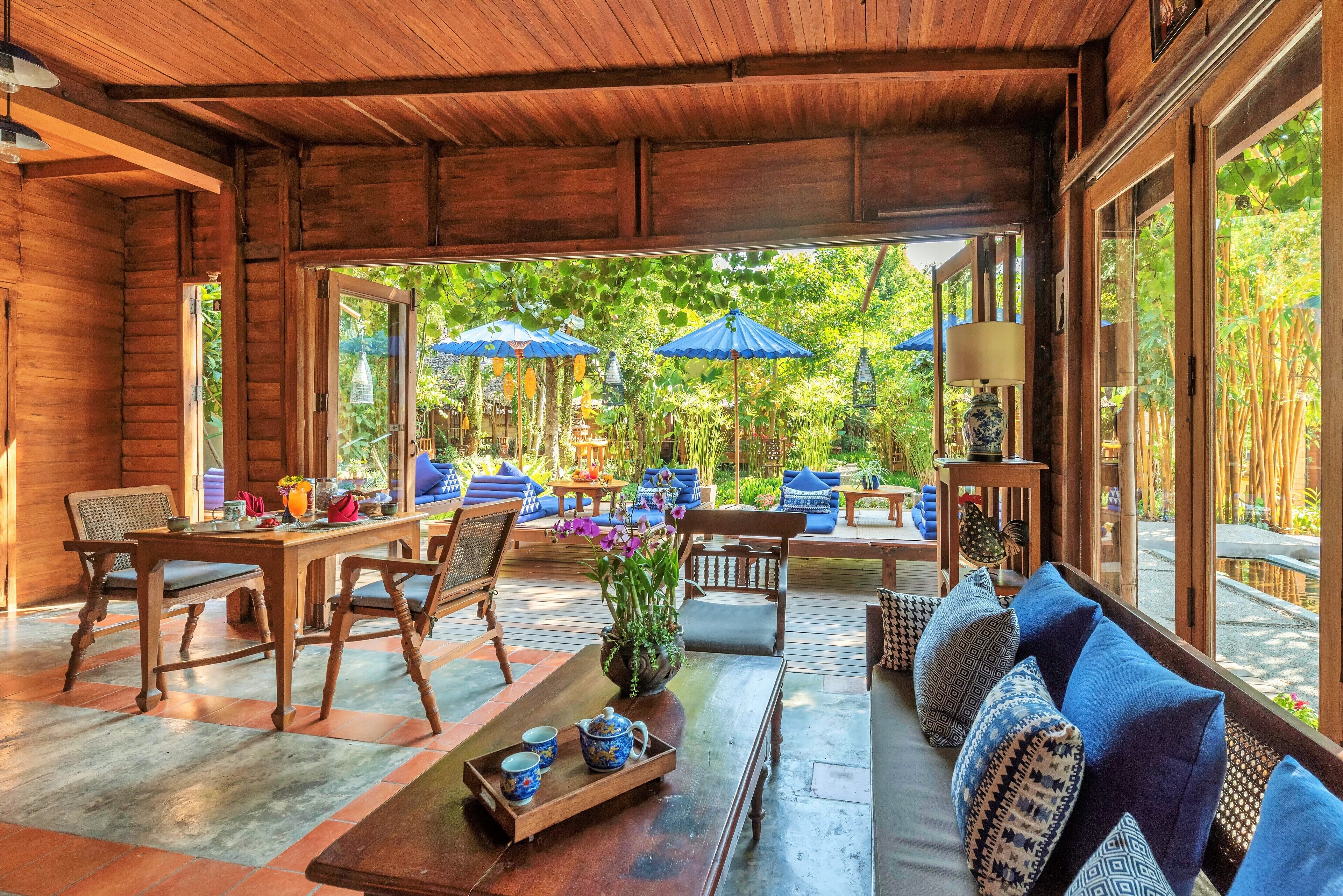 Breakfast and dinner served, international cuisine