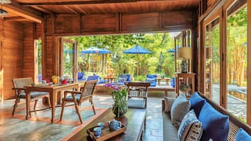 Breakfast and dinner served, international cuisine