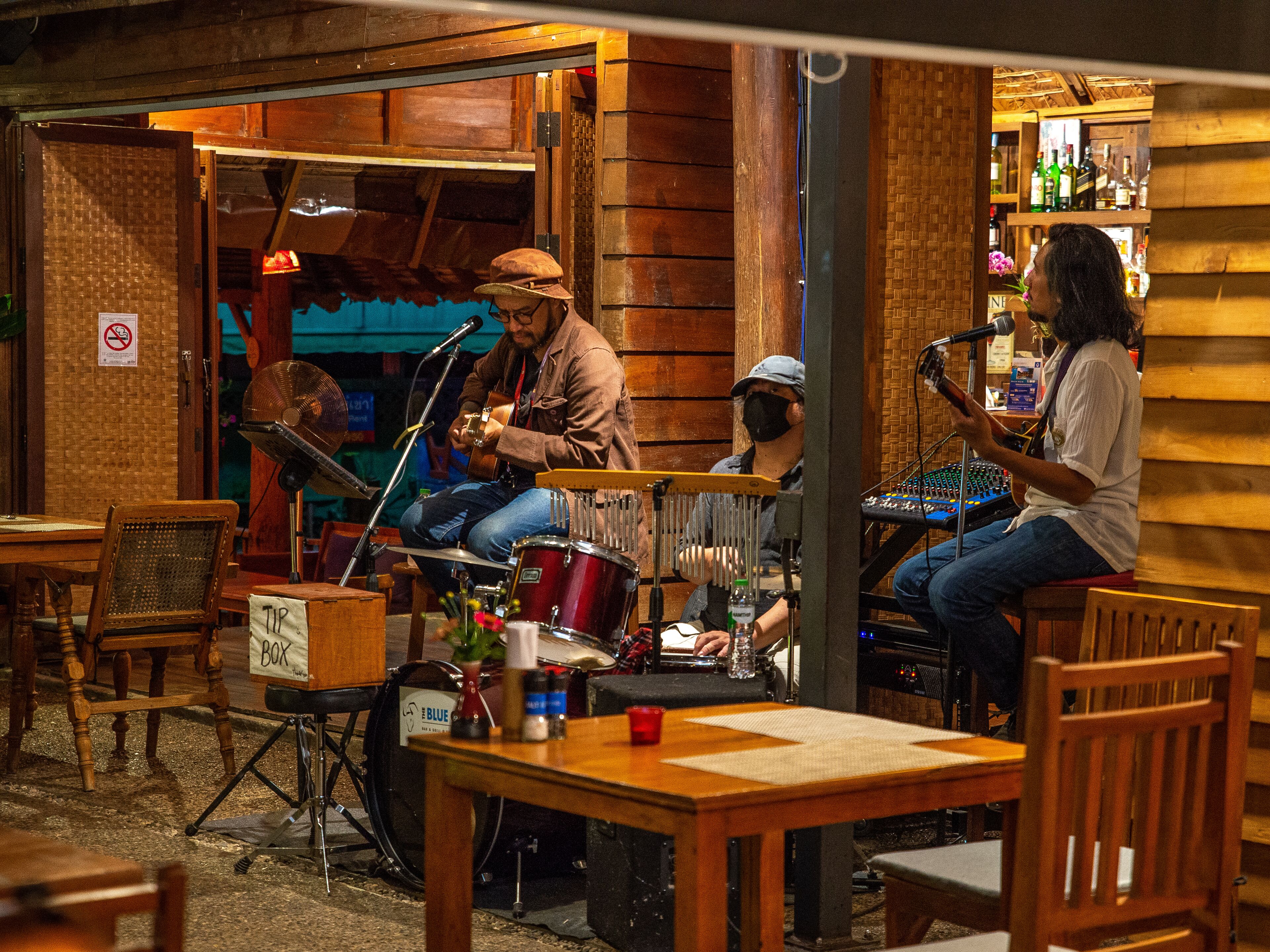 breakfast and dinner served, international cuisine