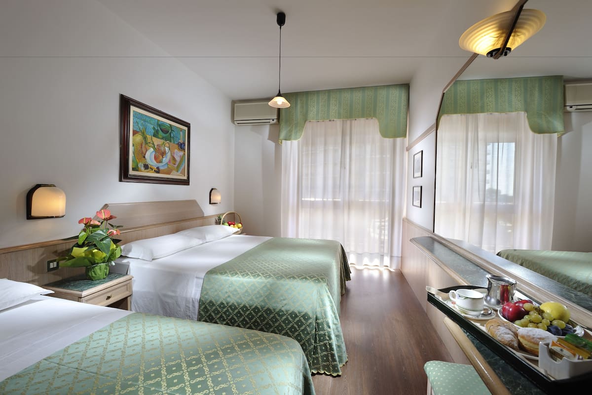 Comfort-Dreibettzimmer, Balkon | Zimmersafe, Babybetten, WLAN