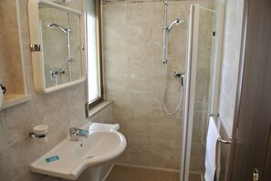 Superior Double Room | Bathroom