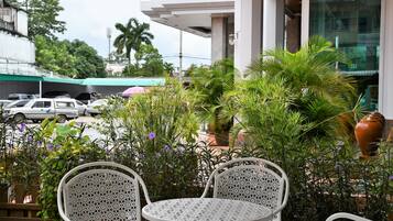 Breakfast, lunch, dinner served; Thai cuisine