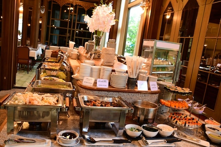 Breakfast, lunch, dinner served; Thai cuisine