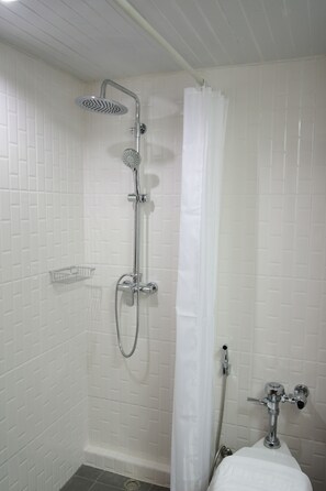 Deluxe Executive Room | Bathroom | Combined shower/tub, free toiletries, hair dryer, bathrobes - Wangcome Hotel (Chiang Rai)