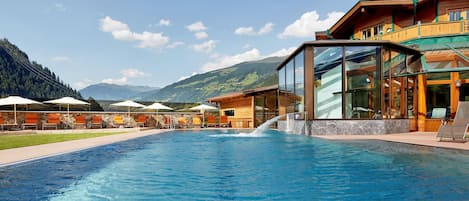 Piscine couverte, piscine extérieure, parasols de plage, chaises longues