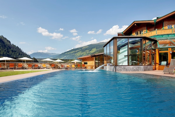 Innenpool, Außenpool, Sonnenschirme, Liegestühle