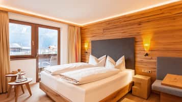 Suite junior, balcón, vista a la montaña (Main Building) | Ropa de cama de alta calidad y caja de seguridad en la habitación