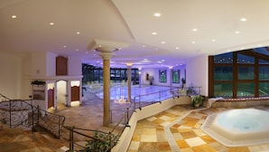 Amplio espacio interior con un gran ventanal, un jacuzzi y una escalera.