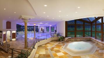 Piscina interna, piscina externa, guarda-sóis, espreguiçadeiras