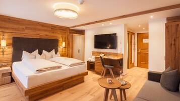 Suite – deluxe, 1 kingsize-seng med sovesofa, allergivennlig, fjellutsikt | Sengetøy av topp kvalitet, safe på rommet og individuelt innredet