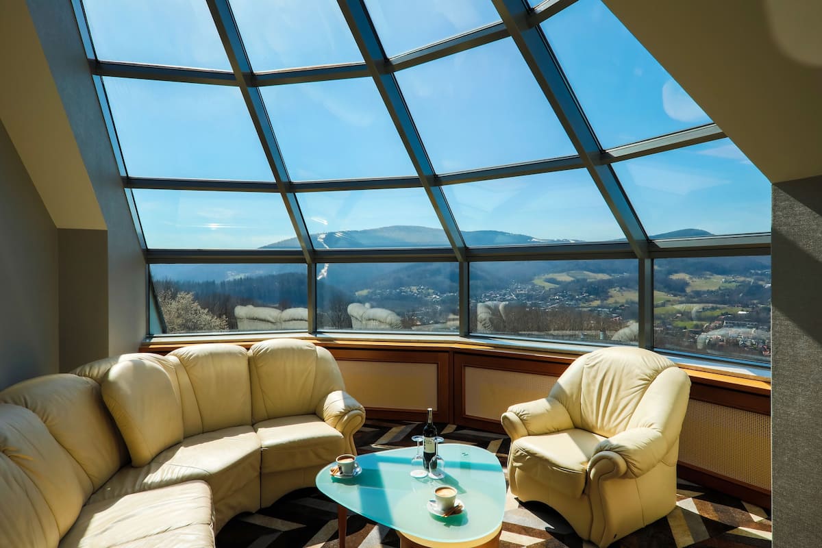 Panoramic-Apartment, 1 Schlafzimmer, Bergblick, Bergseite | Wohnbereich | LCD-Fernseher