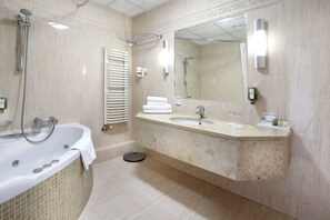 Deluxe Double Room, 1 Bedroom, Mountain View, Mountainside | Bathroom | Free toiletries, hair dryer, bathrobes, slippers - Hotel Belweder (Ustron)