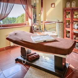 Couples treatment room(s), hot tub, body treatments, hydrotherapy