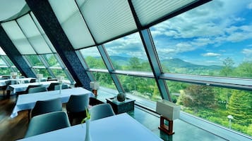 Se sirven desayunos y cocina europea moderna, con vista al jardín