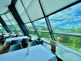 Se sirven desayunos y cocina europea moderna, con vista al jardín 