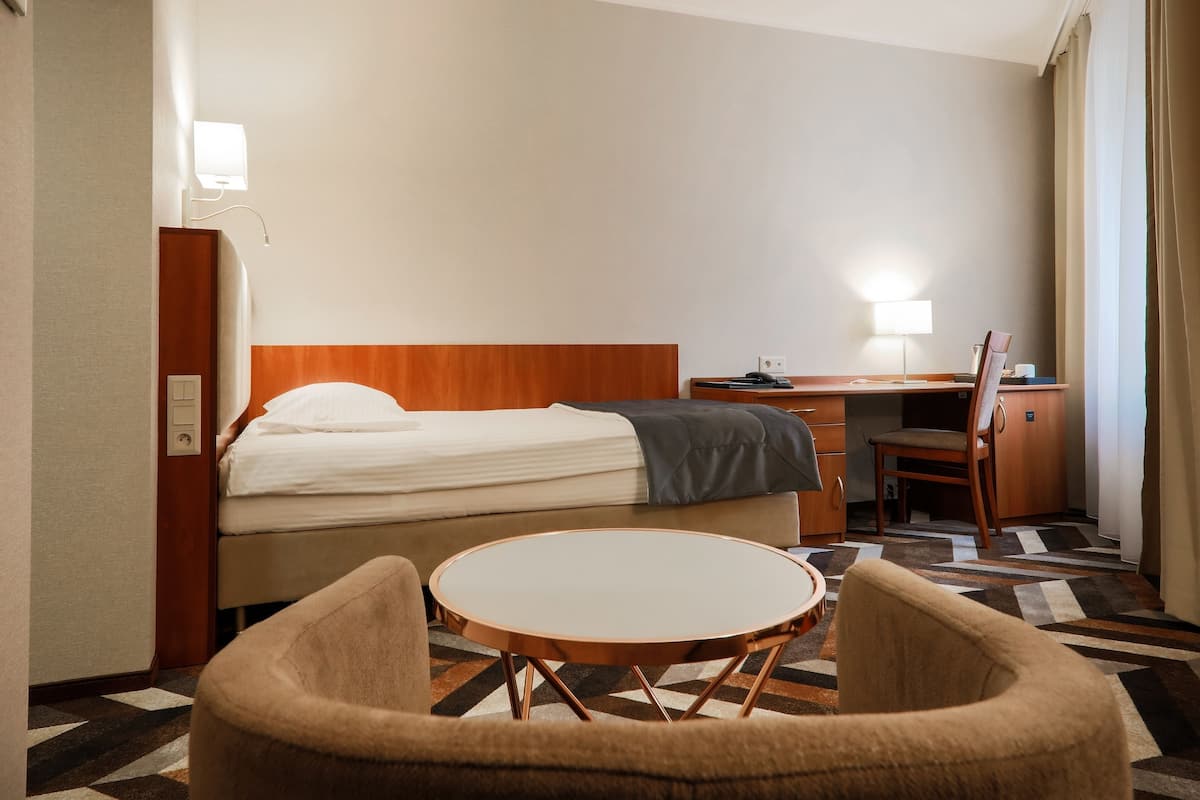 Einzelzimmer | 1 Schlafzimmer, Minibar, Zimmersafe, Schreibtisch