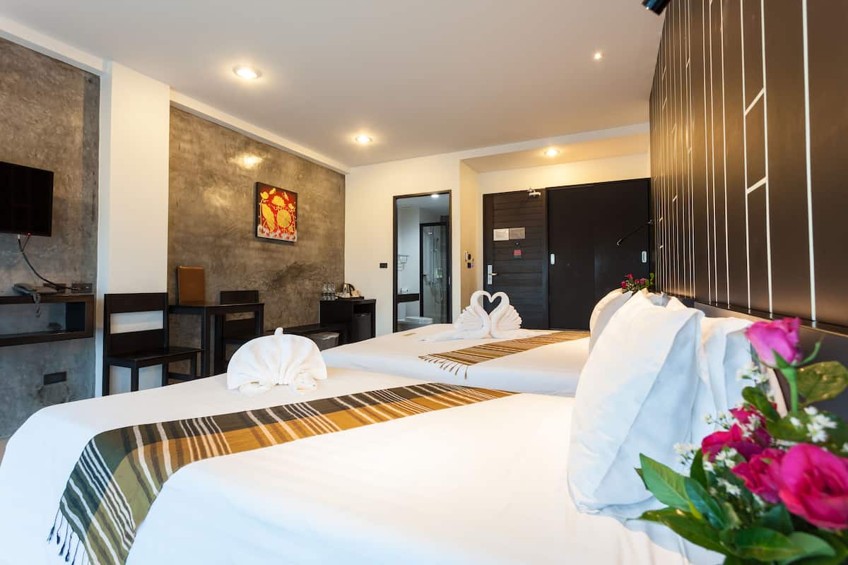 Deluxe Triple Room | In-room safe, desk, free WiFi, bed sheets