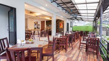 Daily buffet breakfast (THB 300 per person)