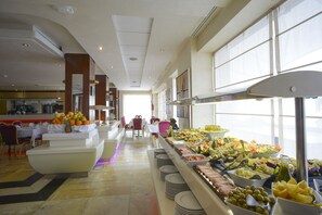 2 restaurants servant le déjeuner, le dîner, le souper et le brunch