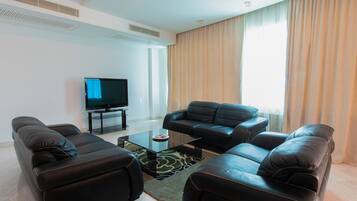 Senior Suite | Ruang tamu | TV skrin rata