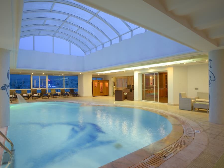 Alberca techada, acceso de 10:00 a 18:00, y camastros