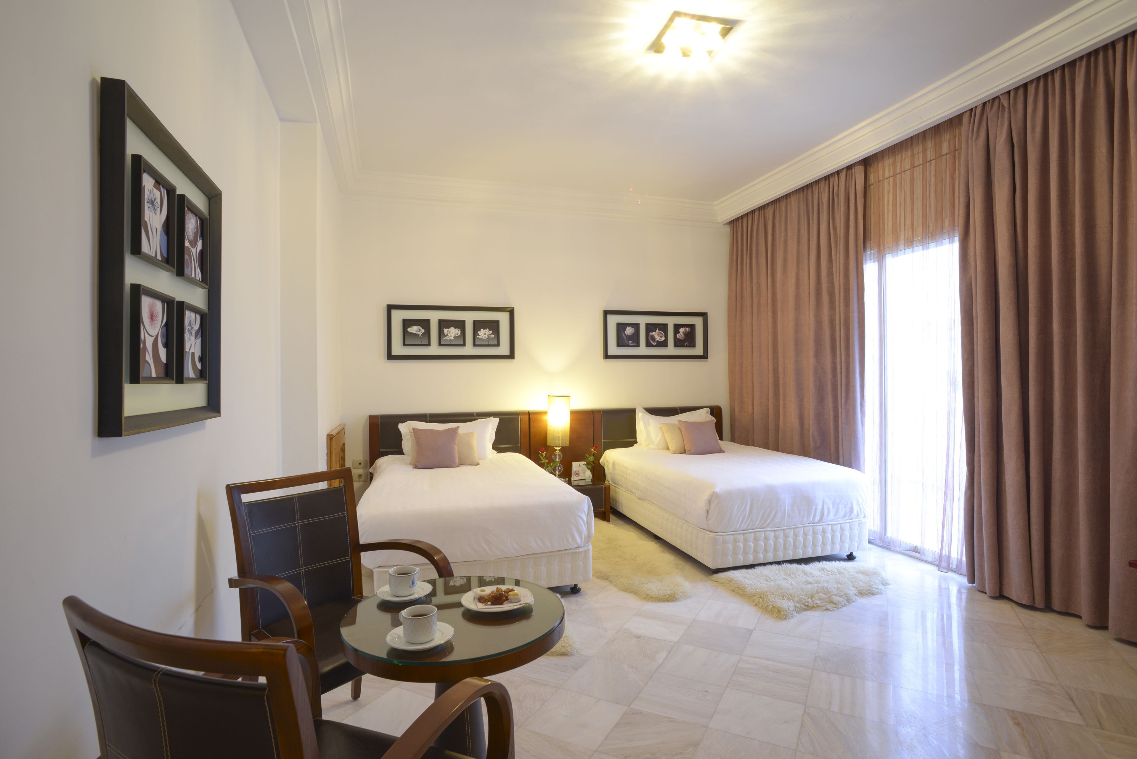 Bộ đồ giường cao cấp, chăn bông, nệm Select Comfort, minibar 