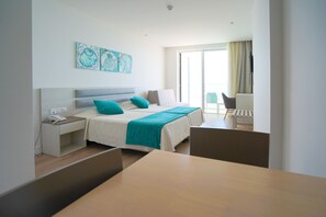 Habitación básica con 2 camas individuales, balcón | Cortinas blackout, wifi gratis y ropa de cama