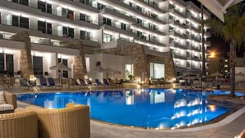 Sesongbasert utendørsbasseng, bassengparasoller og solsenger