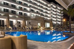 En säsongsöppen utomhuspool, parasoller och solstolar