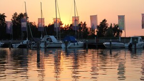 Ein Yachthafen mit vertäuten Booten im Sonnenuntergang.