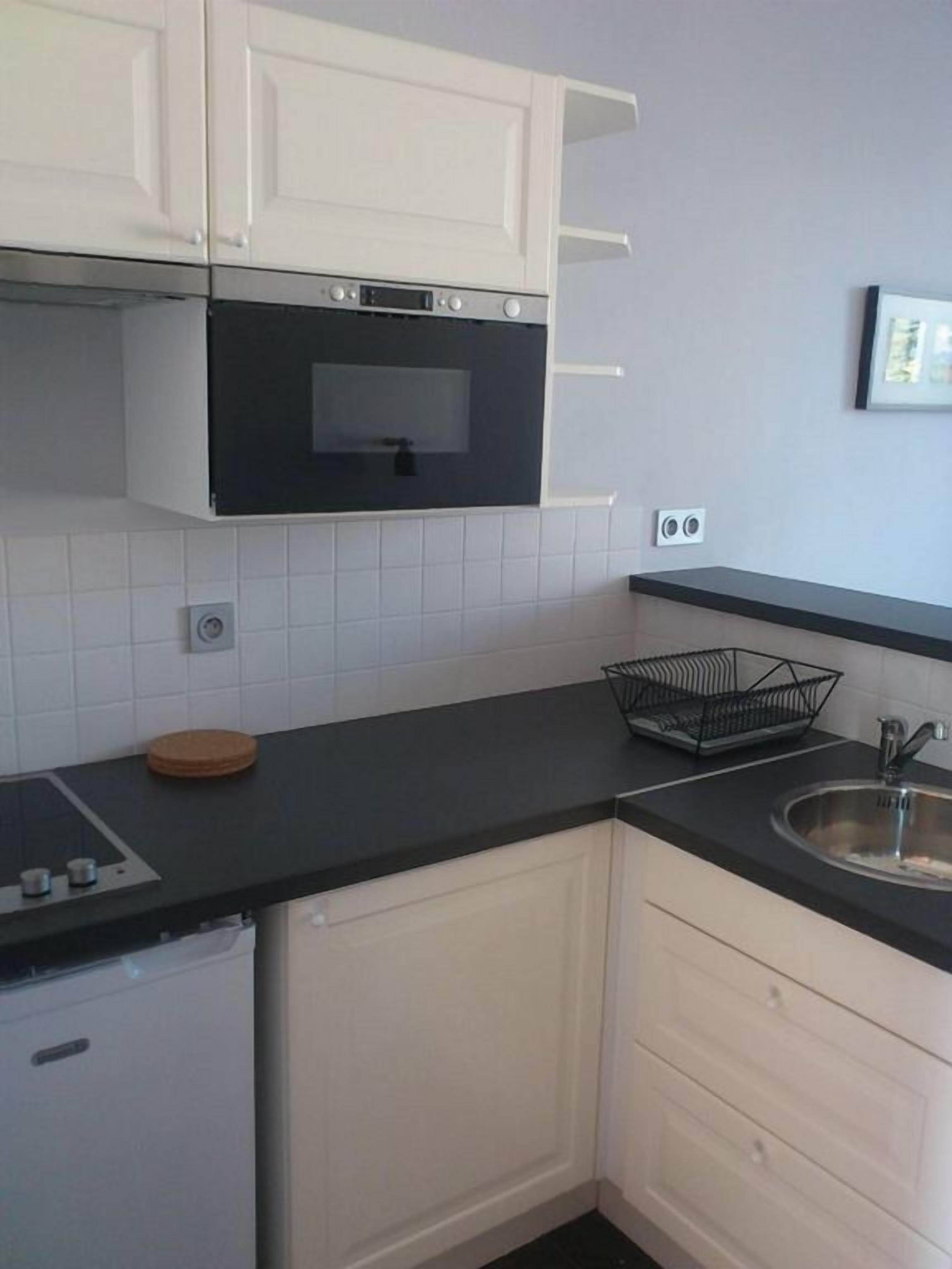 Lemari es, microwave, kompor, dan mesin pembuat kopi/teh