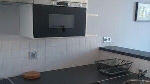 Cafetera/tetera, refrigerador, microondas, placa de cocina