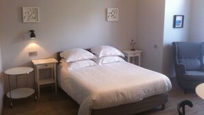Escritorio, sistema de insonorización y tabla de planchar con plancha 