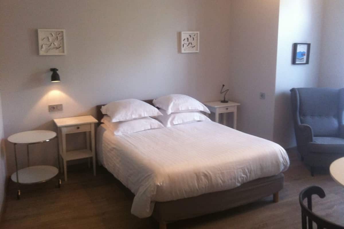 Desk, soundproofing, iron/ironing board, free cots/infant beds