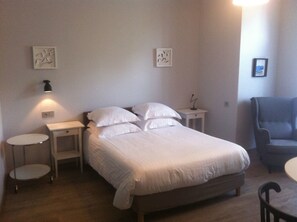 Meja kerja, kedap suara, dan setrika/meja setrika