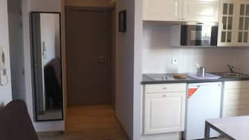 Apartemen, 1 kamar tidur | Dapur kecil pribadi | Lemari es, microwave, kompor, dan mesin pembuat kopi/teh