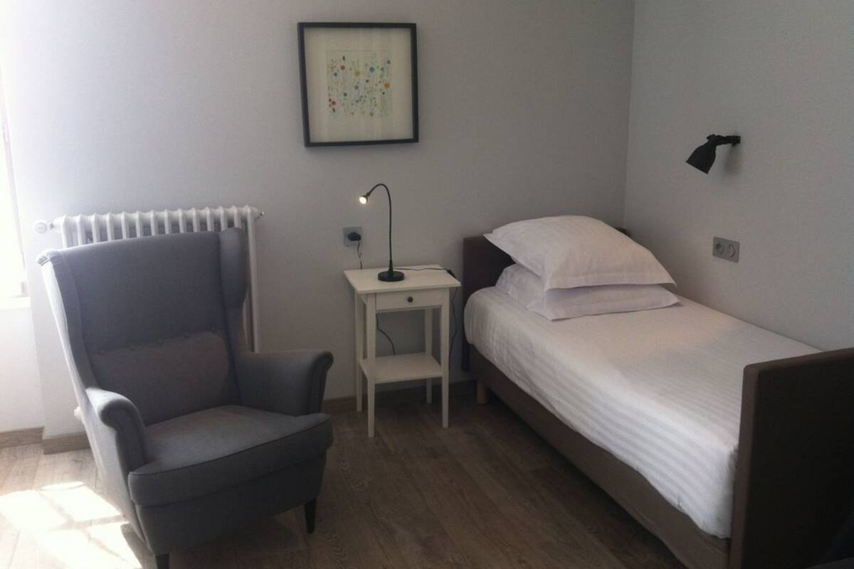 Studio | Desk, soundproofing, iron/ironing board, free cots/infant beds